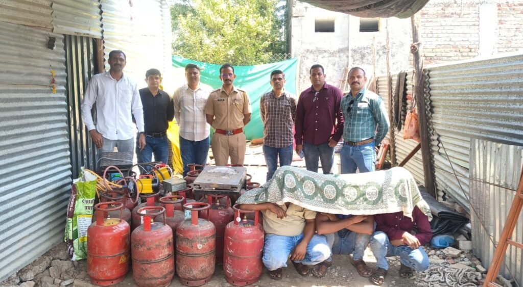 58 गॅस सिलेंडरसह 9.42 लाखांचा मुद्देमाल जप्त, तिघांना अटक