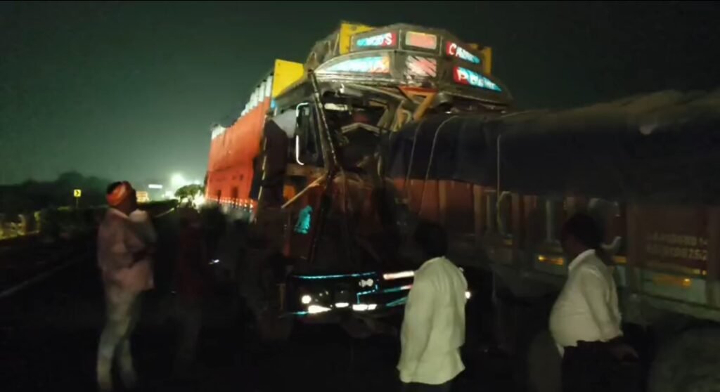 राष्ट्रीय महामार्गावर दोन ट्रकची भीषण धडक; दोन्ही ट्रकचे मोठे नुकसान; सुदैवाने जीवितहानी टळली, चालकाला किरकोळ दुखापत..!