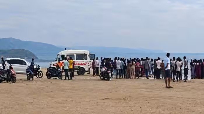 Eight students drown in the sea