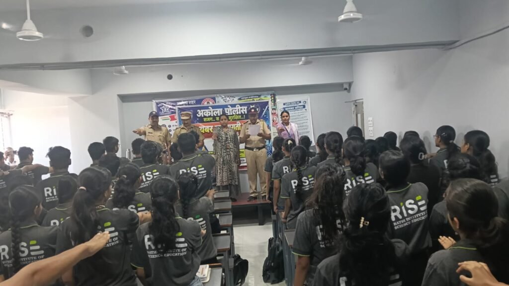 विद्यार्थ्यांनी गिरवले सुरक्षा आणि वाहतूक नियमांचे धडे; वाहतूक शाखेचा उपक्रम